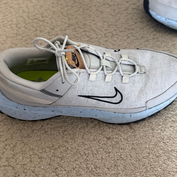 Nike Men's Light Gray Athletic Shoes - Picture 2 of 6